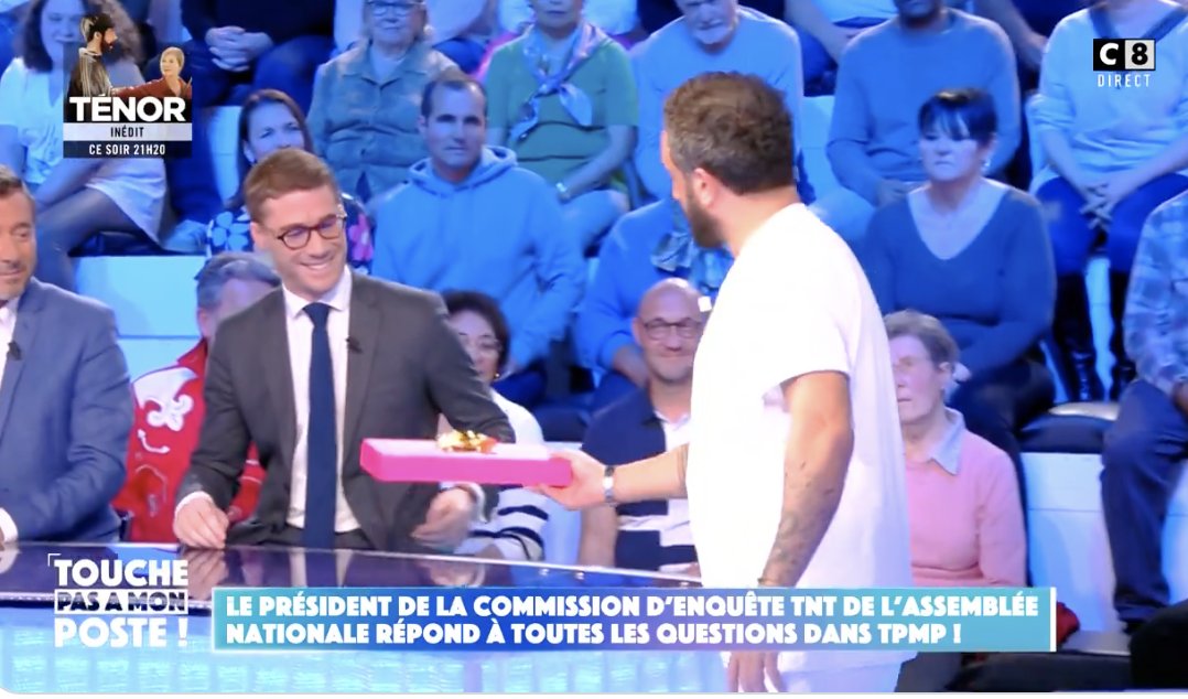 slpng_giants_fr's tweet photo. 🎁 À gauche, le président de la commission d'enquête qui a entendu #Hanouna. 
À droite, Hanouna. 
Au milieu, un cadeau.

Image à conserver et à encadrer 🖼️
#BolloréWorld https://t.co/v93zO8sDld