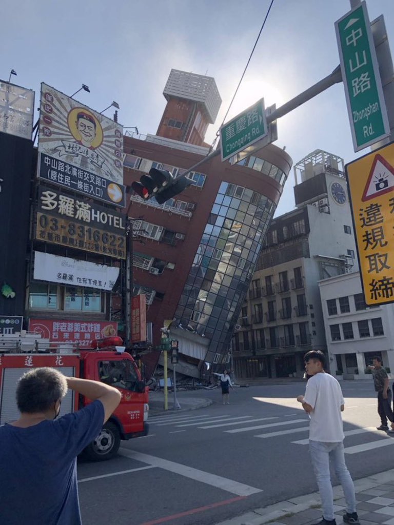 Multiple buildings collapsed during a 7.4 magnitude earthquake in Taiwan. 7 people are confirmed dead, 700 others injured & dozens of people trapped. #Taiwan #earthquake #Taipei #Ishigaki #Shoufeng #Hualien #China #Okinawa #Japan #Tsunami #Terremoto #landslide #TaiwanEarthquake