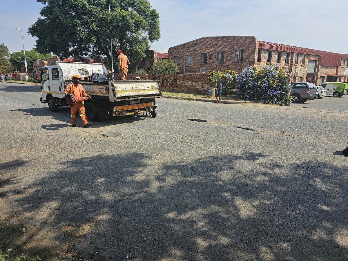 THEDEVCHEV's tweet image. 🚧🕳 #Kyasand #NorthridingAH
3 April 2024 Time 11h00 - Cllr Devon Steenkamp 

JRA fixing potholes in various streets in Kya Sand and Boundary Road in Northriding AH
