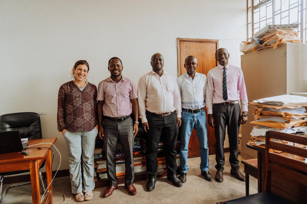 At @GlobalHealthCo4, we also support @MbararaUST Pathology; with help of visiting pathologists affiliated with @MGHGlobalHealth. Drs Nicole & Emily guiding our MMED trainees Joel, Annek, Francis & Richard thru gross dissection techniques. Thx faculty, Drs Raymond & Mitala.