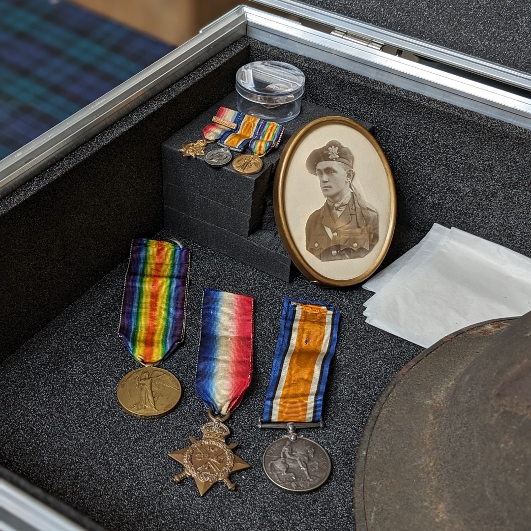 museumbw's tweet image. Join us today in The Black Watch Museum from 10am-11am or 2pm-3pm, where artefacts from The Black Watch Castle &amp;amp; Museum collections will be available to handle &amp;amp; discuss with a member of our team.

Included in the cost of museum entry

#ObjectHandling #History #Museum #BlackWatch