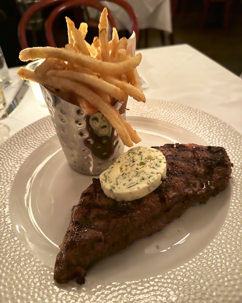 It’s rainy, it’s gray, it’s feeling like a steak frites kind of day … come visit and have some! 🍽️
#mannysbistro #mannysbistrony #steak #steakfrites #frenchfood #frenchcuisine #frenchfoodporn #nyc #newyorkcity #newyork #newyorklife #newyorkfood #frenchbistro #frenchrestaurant