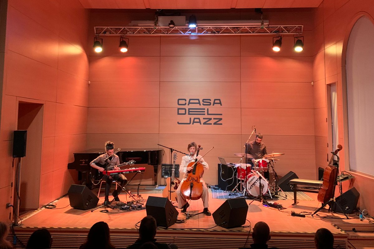 La #musica è una delle tante passioni che accomuna i nostri due Paesi 🇮🇪🎶🇮🇹 Grazie a Naomi Berrill, Lorenzo Pellegrini e Andrea Beninati per averci condotto in un viaggio musicale verso Inishark e Inishbofin, tra musica folk, classica e jazz alla @casadeljazz di #Roma