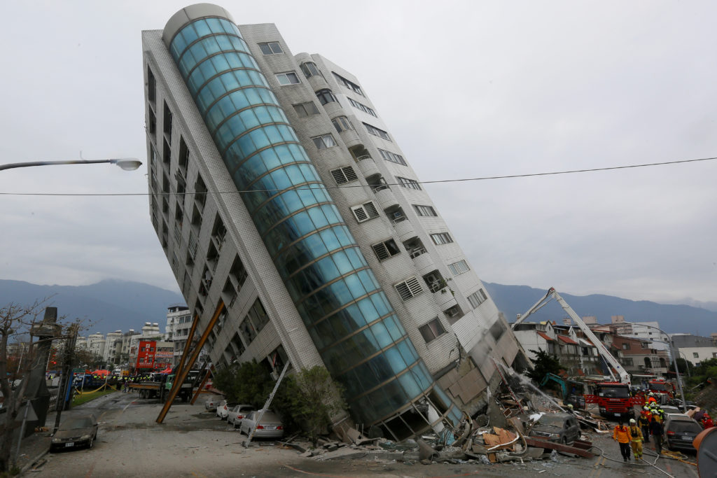 Tayvan'da 7.3 şiddetinde deprem olmuş, çok hasar yok, olanlar da bu şekilde. Biz buna yumuşak kat sorunu diyoruz. (Asma kat, yüksek kotlu dükkan) Bizim belediye de gözü kapalı onayladığı asma katları vs. kafaya takacağına üst tabliyeler kaset mi olsun plak mı ona takılı hâlâ.