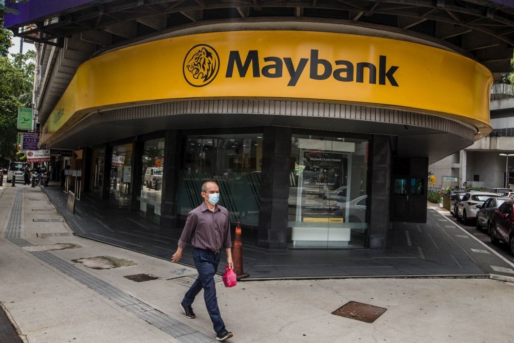 PuteriShafiya's tweet photo. Maybank staff saves 57-year-old woman from RM150,000 phone scam https://t.co/1GIW3hfRmC https://t.co/4aXQEWeAFW