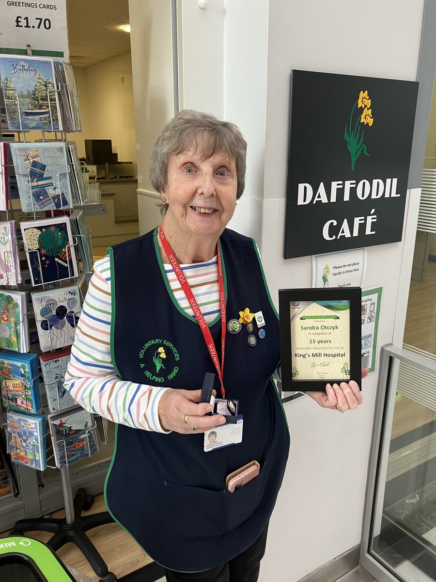 Daffodil Café volunteer Sandra was delighted to receive her 15 year Long service Award stating that the time had flown by! Thanks Sandra for your commitment to our hospital 👏🎖️ @SFHFT @jothornley22 @JoyWils72609355