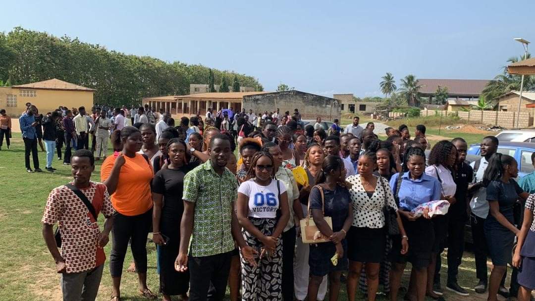Final-year students reading Bachelor of Commerce (BCom) Management have donated some educational materials to Kwaprow Junior High School to enhance the academic performance of learners. Visit: ucc.edu.gh/news/level-400… Photos Credit: Final-year students reading BCom Management