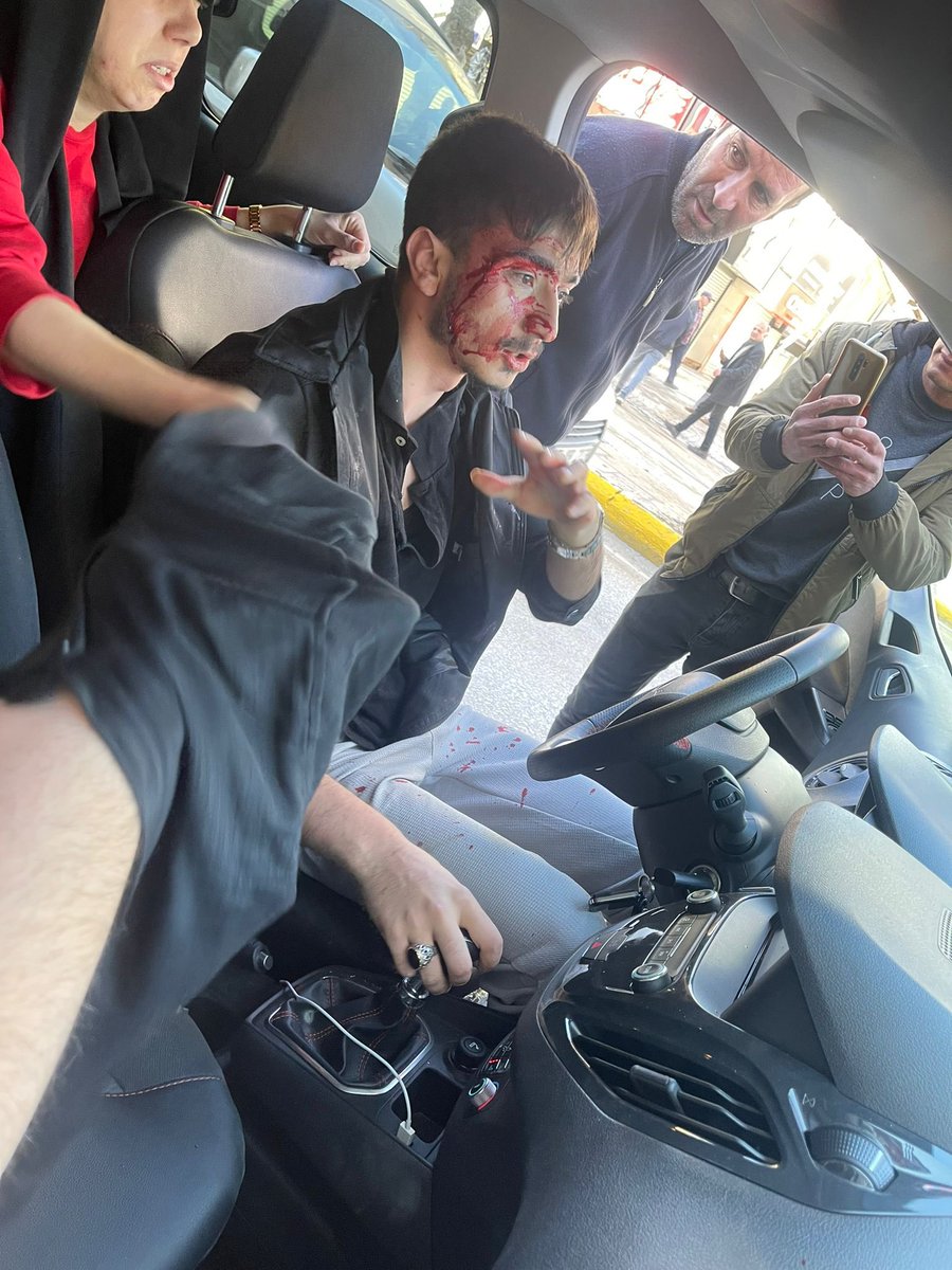 NEWSSHORTT's tweet photo. 🚨Van'da polislerin rast gele sivilleri darp etigi iddia ediliyor. Cumhuriyet caddesinde  yürüyen bir sivil onlarca polisin saldırısına maruz kaldı https://t.co/r5P7BAlptK