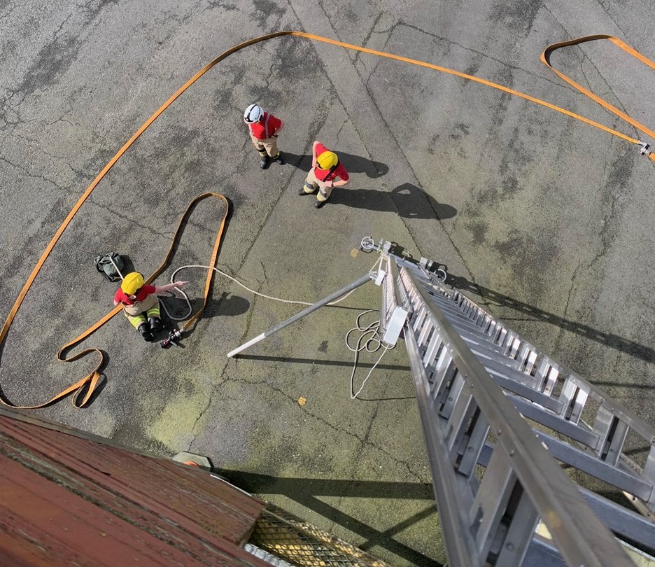 Red Watch drilling ropes and ladders yesterday with one of our Apprentices.

🚒🔥👩‍🚒🪜