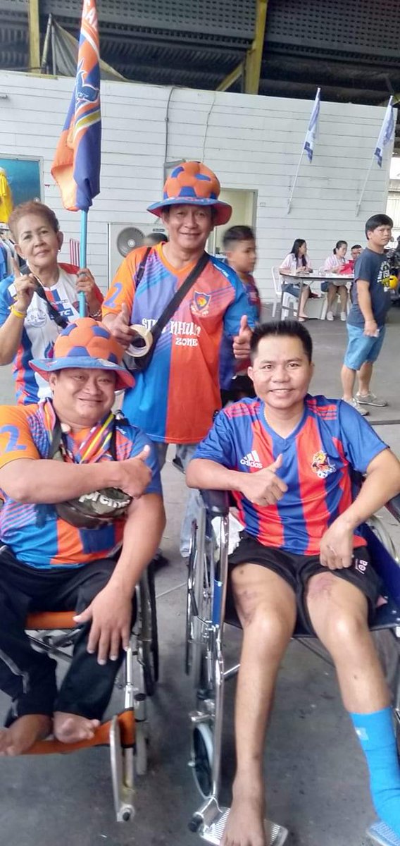 @portfcsandpit @Thaifootballpod @MarkLoveridge15 @russreport @rizafahdli @HigherSports1 MR. Wheels.
He sells lottery tickets on matchdays. Feel free to stop him and buy one. Pictured,with Saman, his brother, and a friend behind.
The story of how we helped each other, though a crowd of hundreds to the front row of the 2018 futsal FA Cup final always makes me smile