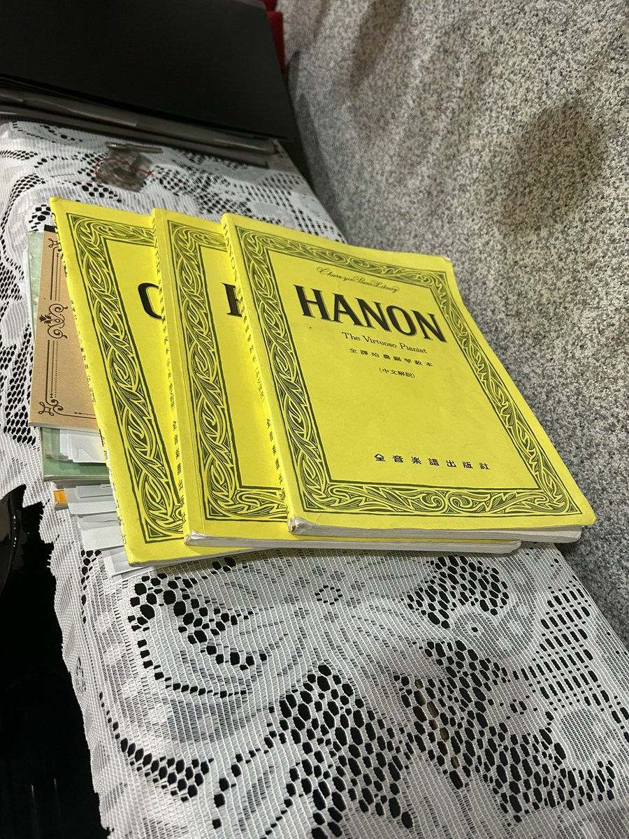 幾乎每個學鋼琴的都有這三本書吧？
HANON BEYER CZERNY
#新人Vtuber