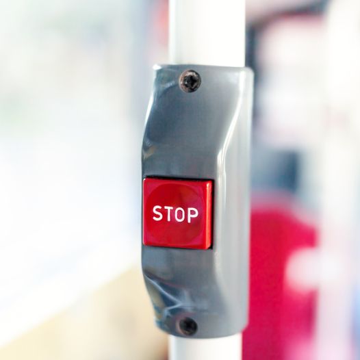 Alsa_CalPita's tweet photo. 🚍 Para facilitar o traballo aos nosos profesionais, lembra pedir con antelación o teu destino.
Preme o 🔴 #Stop e para parar na túa parada.
#Alsa #MóveteConAlsa #transportepúblico #bus #alsacoruña #paradabus #ACoruña https://t.co/Ac0th6Hi2U