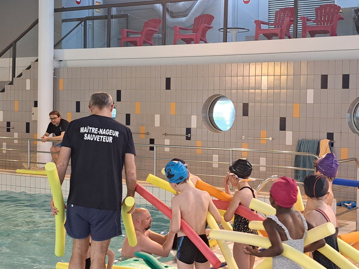 L'espace aquatique du Pays de #ChateauGontier accueille les scolaires des écoles élémentaires et les enfants de l'IME dans la cadre de la #SOP2024 cette année sur le thème de l'#inclusion. Parcours aquatiques et jeux avec les encadrants. #TerredeJeux2024 #SportScolaire