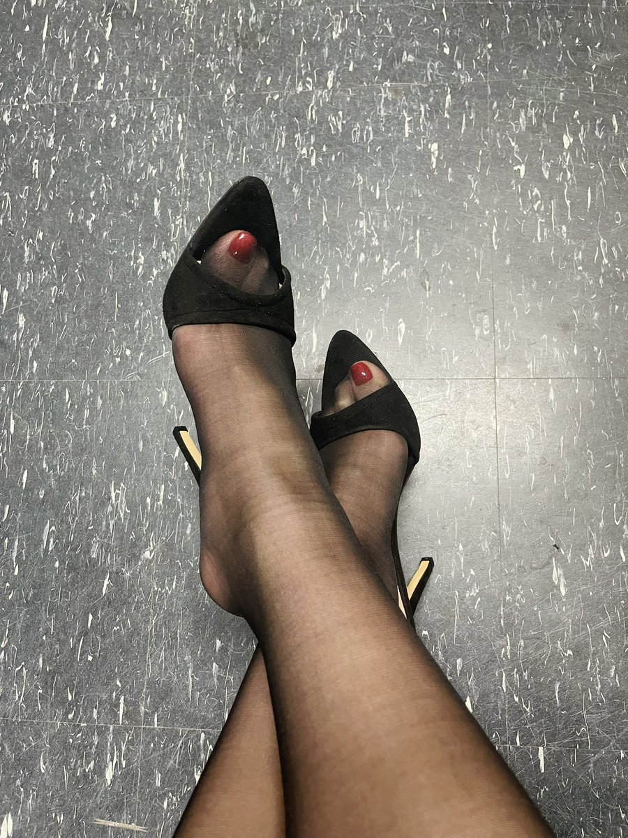 어제 페디 새로 했지 :)
오랜만의 근황. 

#여자발 #검스 #페티쉬 #페디큐어 #펨돔 #일상 #foot #fetish #seoul
