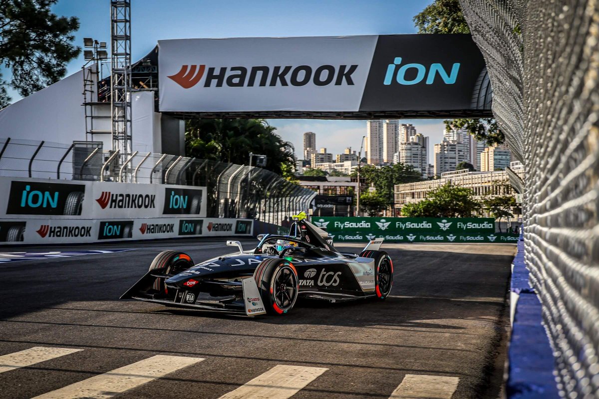 'Picked him up' - @mitchevans_ explains accident with @RFrijns, @NickCassidy_ shines with catch up at #FormulaE in Tokyo

e-formula.news/news/formula-e…

#ABBFormulaE @FIAFormulaE #TokyoEPrix @JaguarRacing