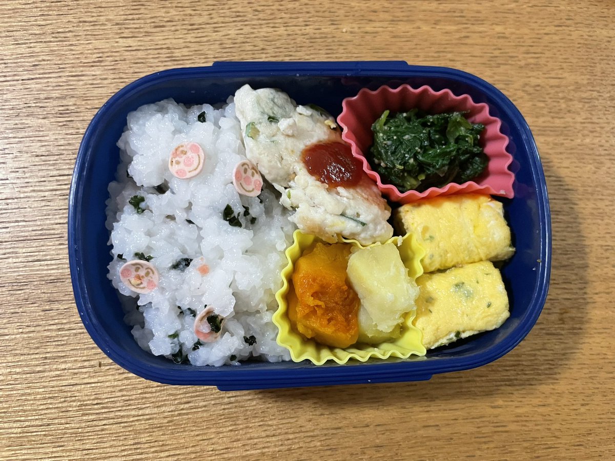 🌿今日のおうちご飯🌿

※ハンバーグ
※ポテト＆スパサラ
※ほうれん草と卵のすまし汁

久しぶりにハンバーグ✨
今日は粗挽きのひき肉で作りました😊

そして最近の息子弁当🍱
保育園が希望保育だったのでお弁当持ちでした😙
入れるものがまだ限られてるからなかなか大変だった🥲