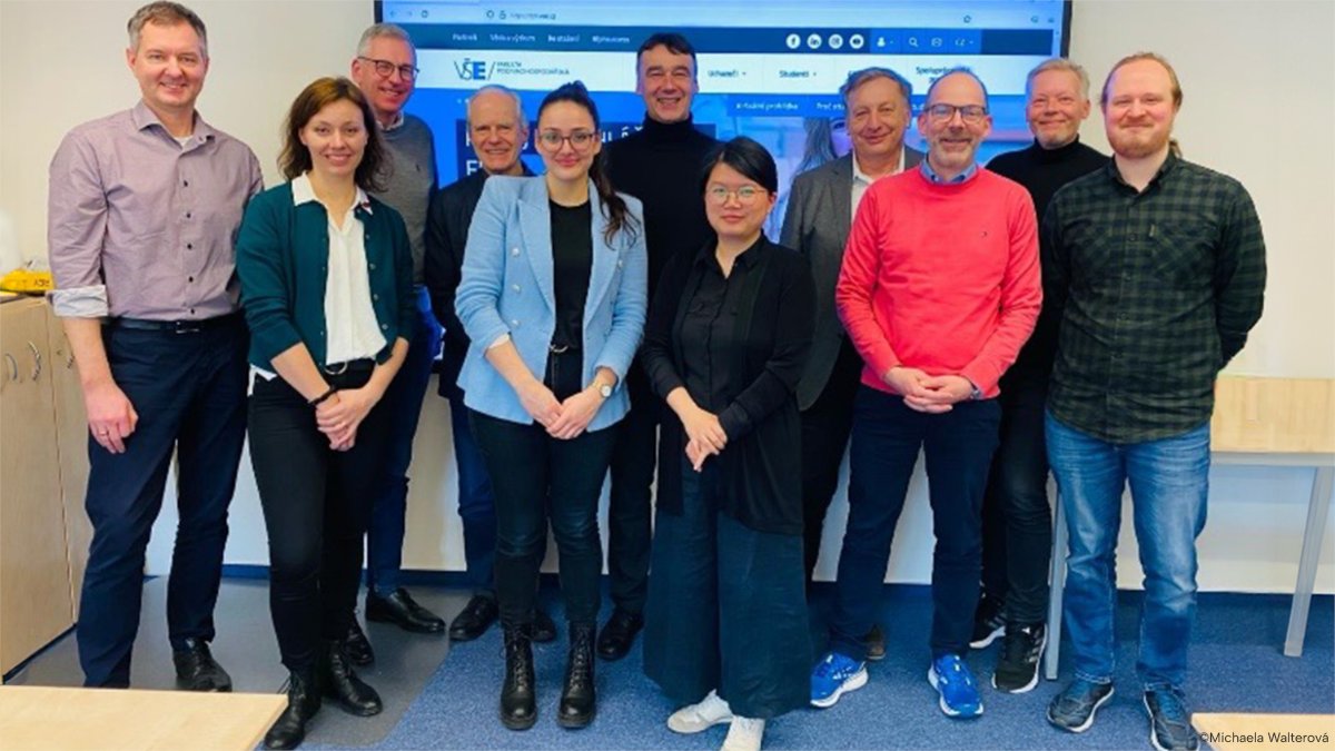 The international Erasmus+ project 🌎(TeC@ses) focuses on supporting teachers in the use of digital teaching methods 🤓 and the design of practice-oriented case studies. The project is led by Professor Matthias Pilz. ✨💚 Details🔍: uni.koeln/2HWWF