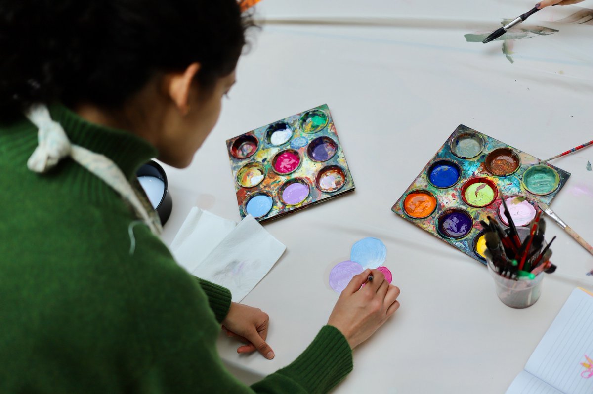 We enjoyed hosting an informal art workshop at #RhodesHouse with Artist in Residence and #RhodesScholar Elena Gallina and @FusionArtsOx. Members of the public dropped in throughout the day to explore Elena’s exhibition and to channel their creativity on our shared canvas 🎨