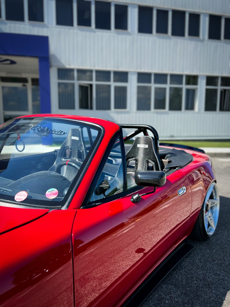 NICE! A #Sparco publicity image was provided showing off the #SparcoUltra #bucketseat! Fitted into this MX-5 to get a seriously impressive driving position and setup. What do you think? 🏁