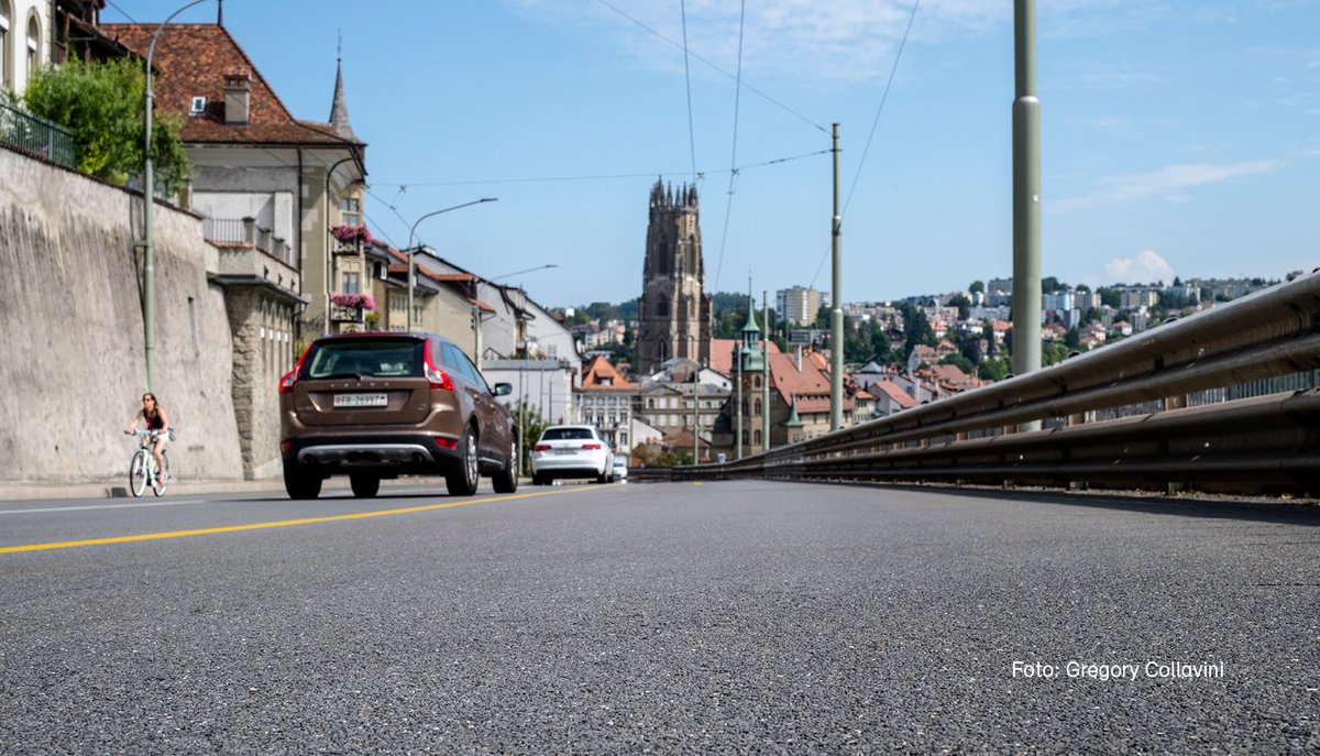 Neue Studie zu lärmarmen #Strassenbelägen. Die Resultate? Obwohl die Beläge öfters ausgewechselt werden müssen, ist die Umweltwirkung tendenziell besser. Sie schützen vor Strassenlärm, verursachen weniger Reifenabrieb & führen zu geringerem CO₂-Ausstoss. ow.ly/ahkc50R7hXw