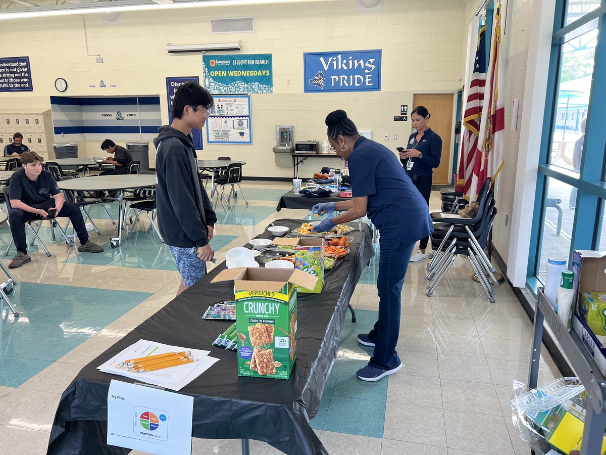 What a great Turn Up Thursday! We Celebrated National Nutrition Month! Healthy eats!🥕🥦🍅🧀🍇🍎🌶️#WeAreMagnet #ACCEPTMagnet
 @HillsboroughSch @VanAyresHCPS @HCPSCTAE  @HCPS_FACE @HCPS_RCLS @SDHCMagnet @HCPS_Eisenhower @CTE_Director @hcpsdgaines @hcpspears @HCPSBoard @HCPSJones