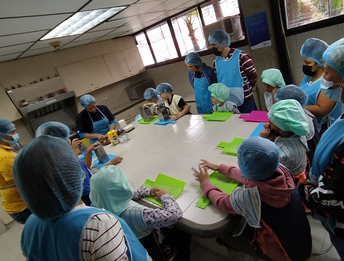 Aprender a hacer bollitos de zanahoria con queso, fue otra de las actividades en las que participaron #HOYenCANIA los pacientes y sus familiares en la Atención Educativa en el Seminternado AES. 
#VamosPorMás