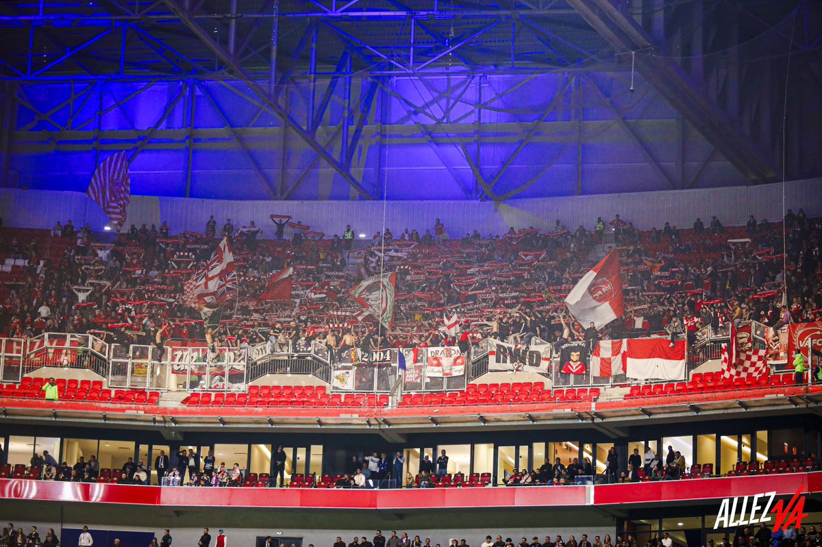 À l'unisson pour l'amour du VAFC.
Bravo à toutes les sections de supporters d'avoir œuvré pour ce déplacement et bravo à tous ces supporters qui se sont déplacés en nombre hier soir à Lyon.👏🏻
Nous avançons et nous reviendrons, Allez VA Putain !!!🔴⚪