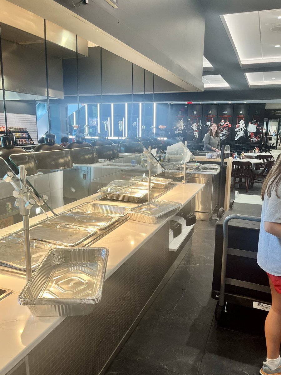 _NathanGoodman_'s tweet photo. The Dawgs love Maepole. Catering lunch for the team today at Butts-Mehre. https://t.co/89PekQJwIQ