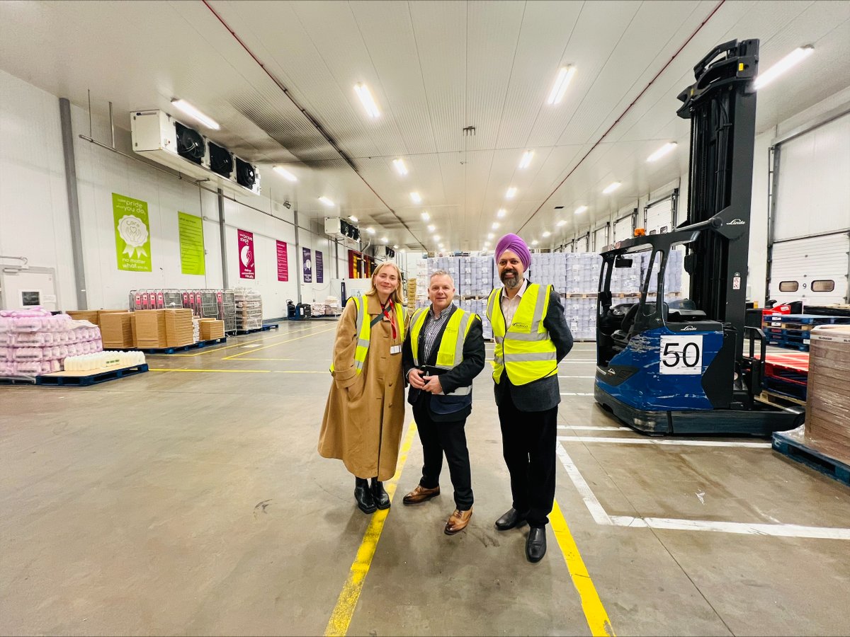 TanDhesi's tweet photo. HQ of wholesale food supplier @BidfoodUK is in Slough, where I also met Federation of Wholesale Distributors - sector adding billions to economy.
Got to go in their huge fridge🥶again, hear plans for #NetZero and #growth, but also concerns about govt #NotForEU labelling scheme. https://t.co/ledQijscps