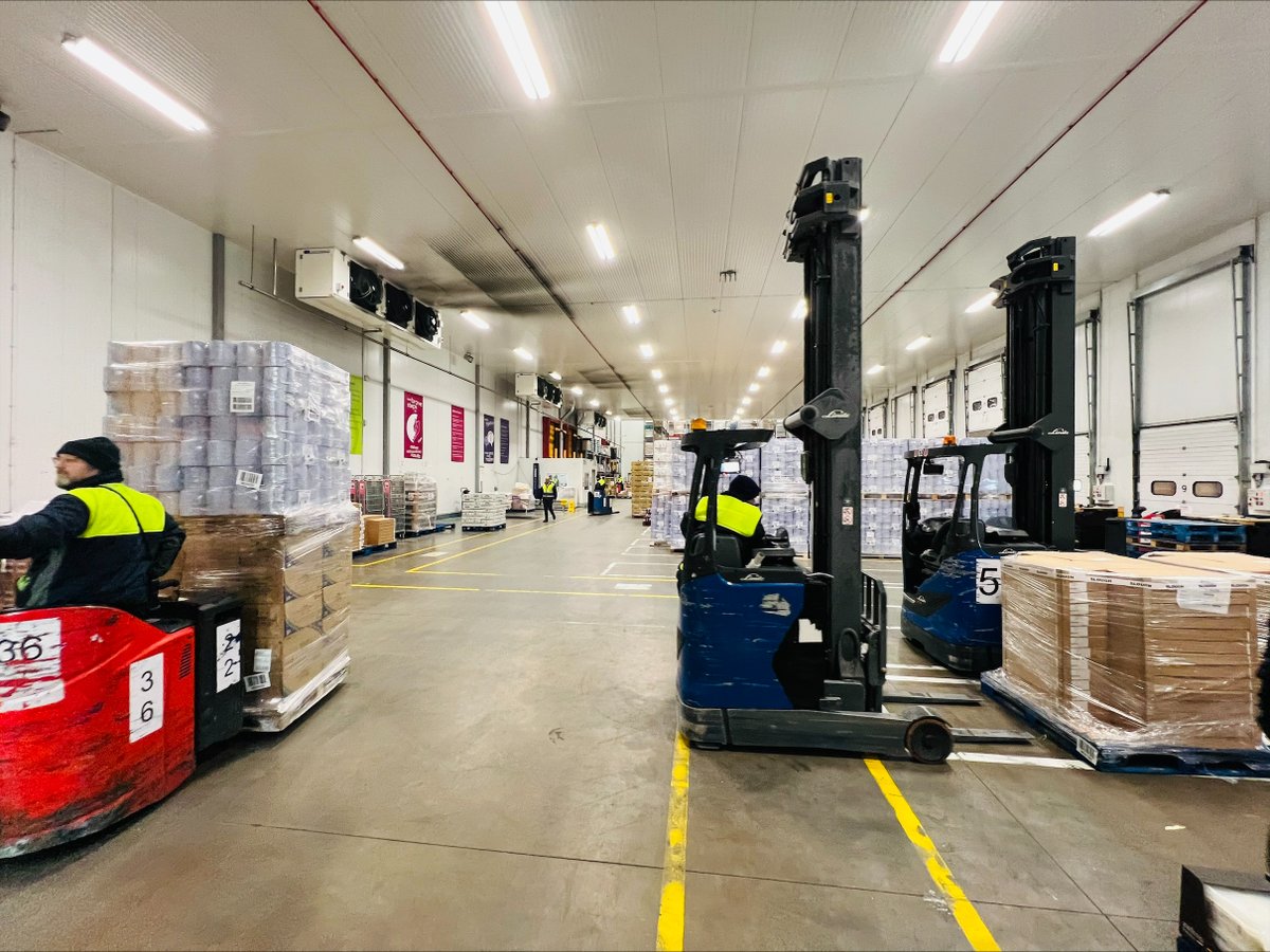 TanDhesi's tweet photo. HQ of wholesale food supplier @BidfoodUK is in Slough, where I also met Federation of Wholesale Distributors - sector adding billions to economy.
Got to go in their huge fridge🥶again, hear plans for #NetZero and #growth, but also concerns about govt #NotForEU labelling scheme. https://t.co/ledQijscps