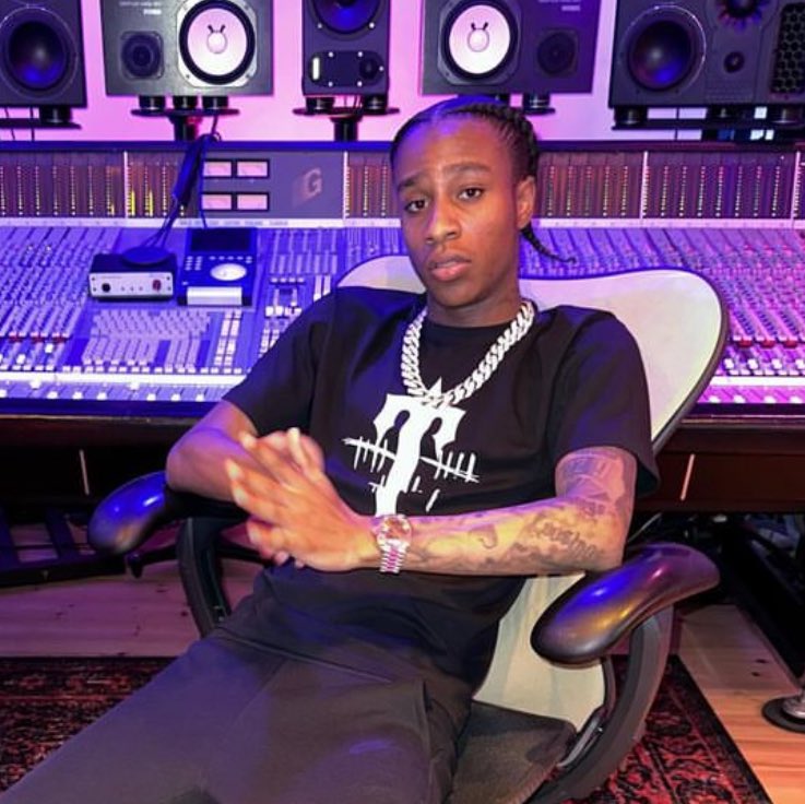 UKRapDaily's tweet photo. I am really looking forward to Clavish’s upcoming mixtape dropping April 19th

My big issue with his last project was the length - 28 tracks. 

This new tape is cut down to just 16 tracks which should make for a far more focused and replayable project.

Let’s see if he delivers. https://t.co/J1BoAxdbcQ
