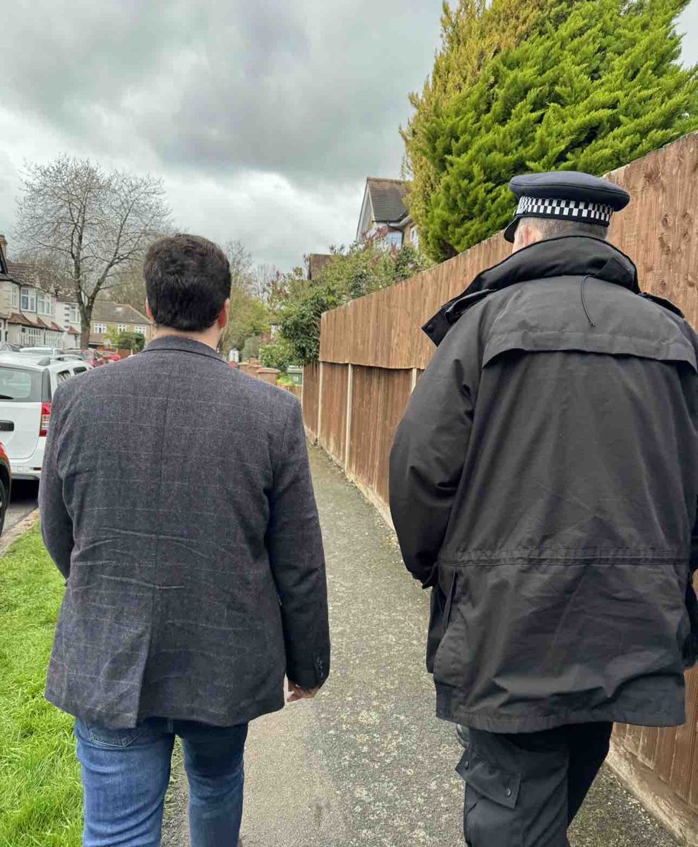 It was great to get out with some local officers from the local Carshalton Central Safer Neighbourhood Team today! I raised with them concerns that you have shared with me and we discussed how they’re keeping our local area safe!🚓
