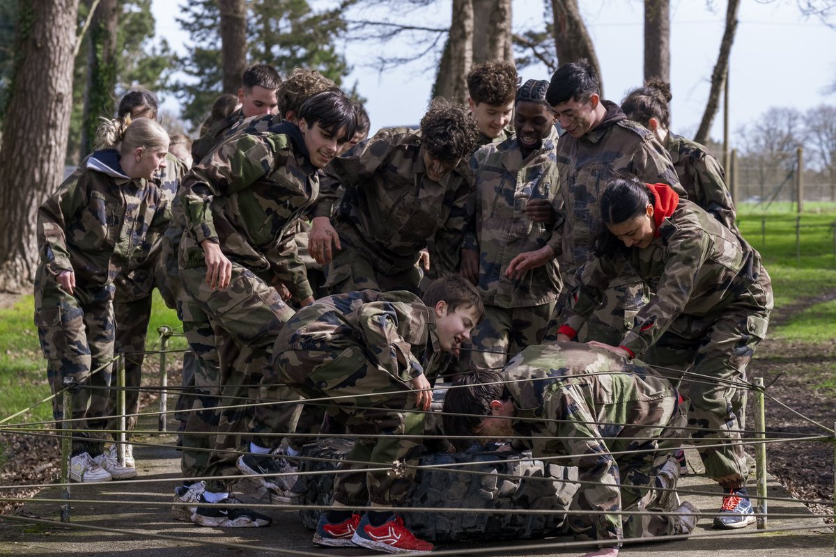 11e_RAMa's tweet photo. La jeunesse s’active ! ⚡️
Initiation au parcours d’obstacles pour ces jeunes lycéens rennais au sein du 11e de Marine.
#classededefense https://t.co/x4SI5hX9zc