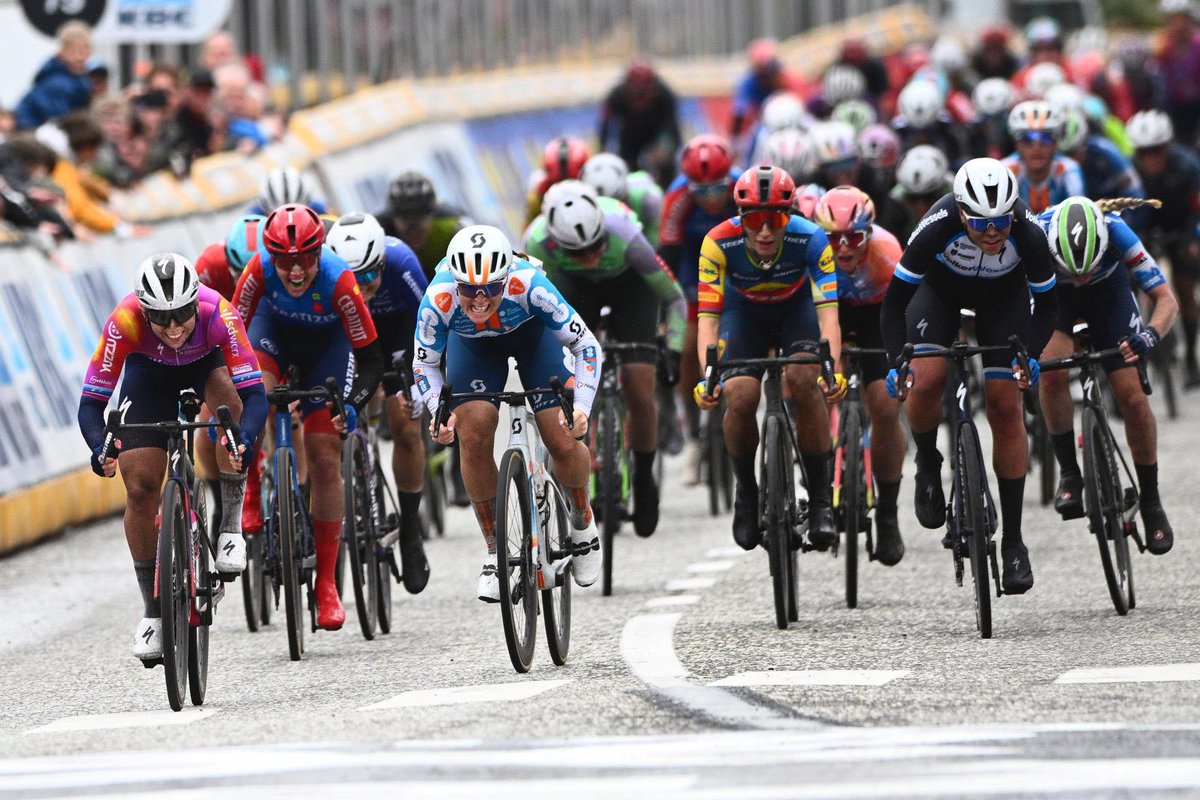 A good 2nd spot @Scheldeprijs today. The team perfectly prepared the sprint. Only thing I can maybe complain about is that I launched my sprint too late. On to the cobbles of @RoubaixFemmes now! (📸 Cor Vos)