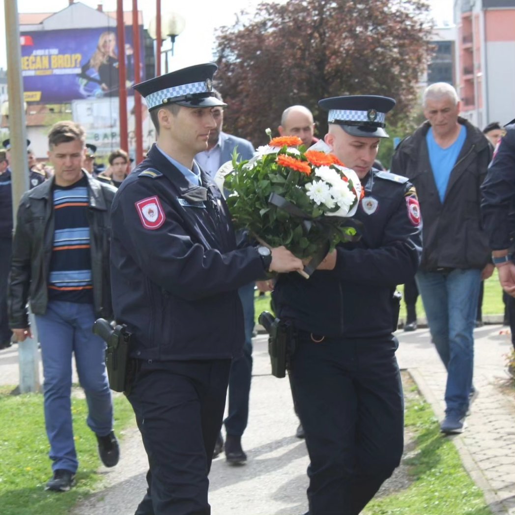 Градоначелник Љубиша Петровић са сарадницима присуствовао је данас обиљежавању Дана полиције. 

Том приликом су испред зграде Центра јавне безбједности у Бијељини положени вијенци на споменик припадницима МУП Републике Српске погинулим у Одбрамбено-отаџбинском рату.