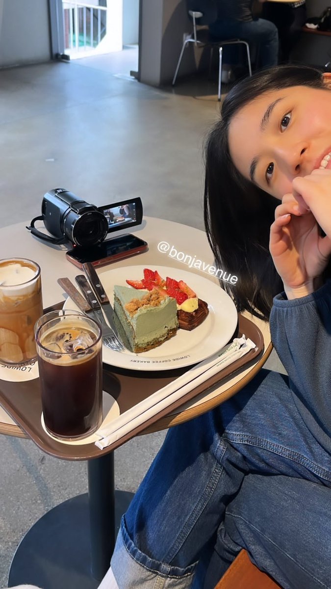 lamiupdates's tweet photo. LAMI WITH HERIN MY BABIES 😭💖

seems like Herin's filming it for her vlog !!!! https://t.co/kcZp58OolX