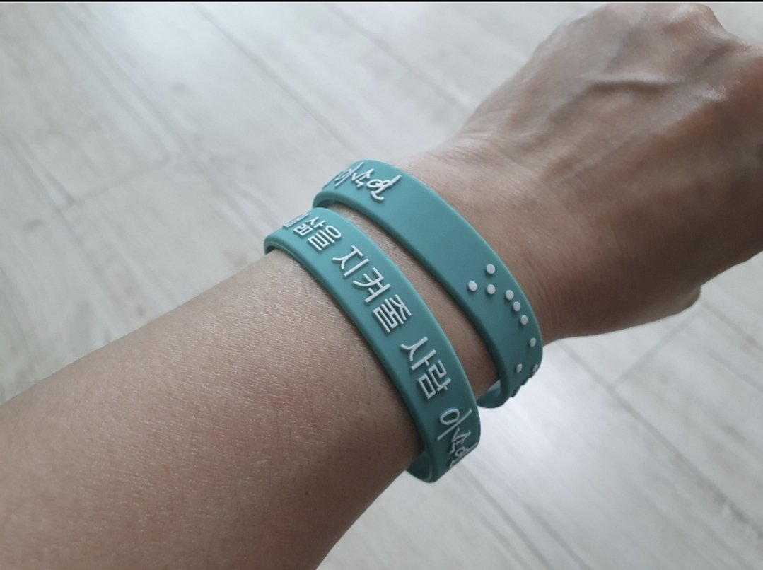 7일 광주 내려갈 준비 끝! 
마지막날까지 불사른다! 

촌스럽다, 왜그러냐, 하면서 터콰이즈 맨투맨T 없어도 겨우 찾아준 이쁜딸! (민트색)
모자 : 고속도로 휴게소 🤣
 
손팻말 컨닝하게 만들어 주신분 감사함돠^^

오늘 문방구 사장님,
"대선때 이낙연 나왔으면 이낙연을 뽑았지!"  
😭😭😭😭😭