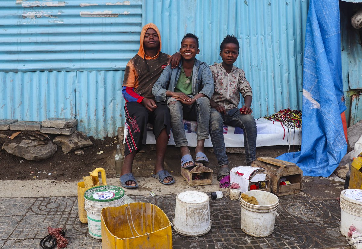 Young shoeshiners in Meskel Flower Road, #AddisAbaba #Ethiopia 
#streetphotography #streetportrait #AfricanCities #urbanphotography #documentaryphotography