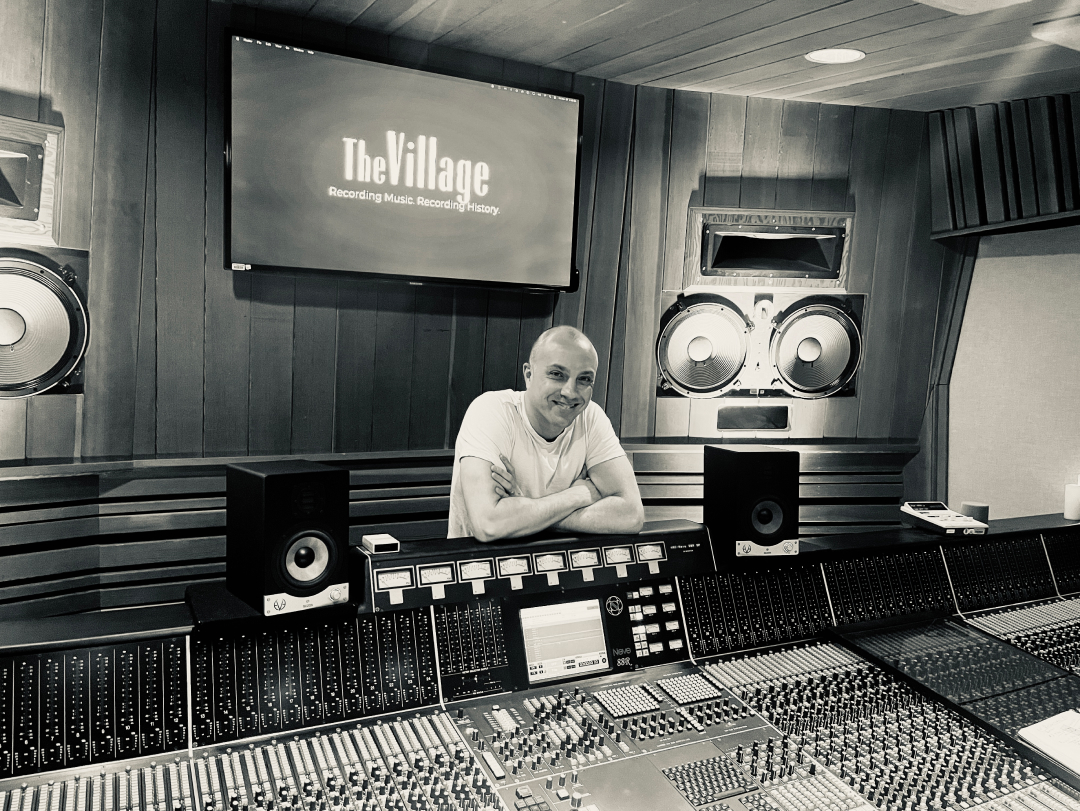 EveAudio's tweet photo. 🙌 Mixing session with Grammy-nominated music producer and mixing engineer ghianwrightmusic at the world-famous villagestudios 🔥 Thanks for sharing!
#eveaudio #studiomonitors #SC205 #mixing #mastering #studiogear #music https://t.co/vHTFSp2x5l