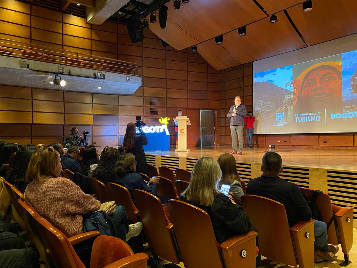 Bogota_Turismo's tweet photo. #AEstaHora el director @AnSANTAMARIA, su equipo directivo y colaborador@s del #IDT inician la jornada de inducción y reinducción para mantenerse alineados y comprometidos con la misión de promover a @Bogota como destino turístico. 
#100DíasPorBogotá
#UnidosPorElTurismo https://t.co/5wVTfGK5s1