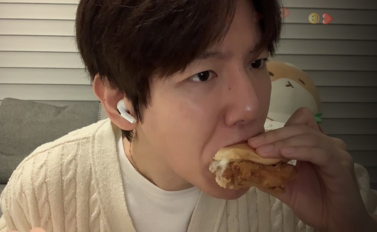chloe_lee040208's tweet photo. 백현이 먹을 때 정말 귀여워! ❤️🥺진짜 웃겨!🤣 https://t.co/Pt5J7jTl0g