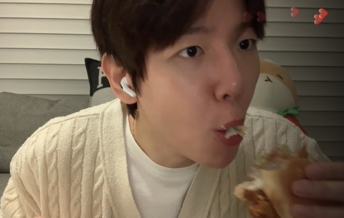 chloe_lee040208's tweet photo. 백현이 먹을 때 정말 귀여워! ❤️🥺진짜 웃겨!🤣 https://t.co/Pt5J7jTl0g
