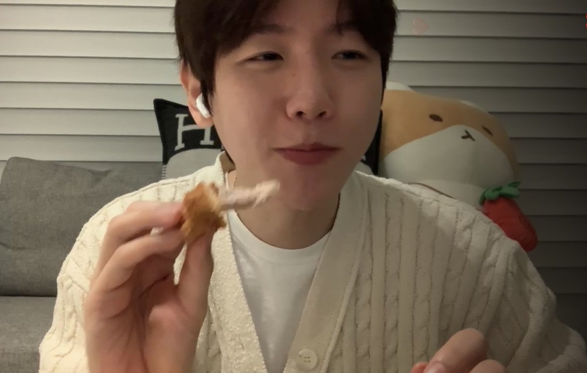 chloe_lee040208's tweet photo. 백현이 먹을 때 정말 귀여워! ❤️🥺진짜 웃겨!🤣 https://t.co/Pt5J7jTl0g