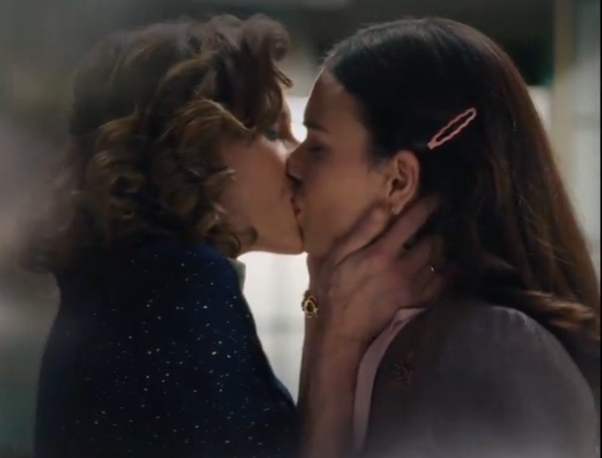 Leire_MyC's tweet image. “Por qué un día me echas en cara que no tengo el valor para estar juntas y al otro te echas novio?”

🤯 Los celos de Marta la lanzan por fin a besar a Fina. Te debemos una Gaspar.

🫠 Queda mucho para mañana? 💕

#Martina #Mafin