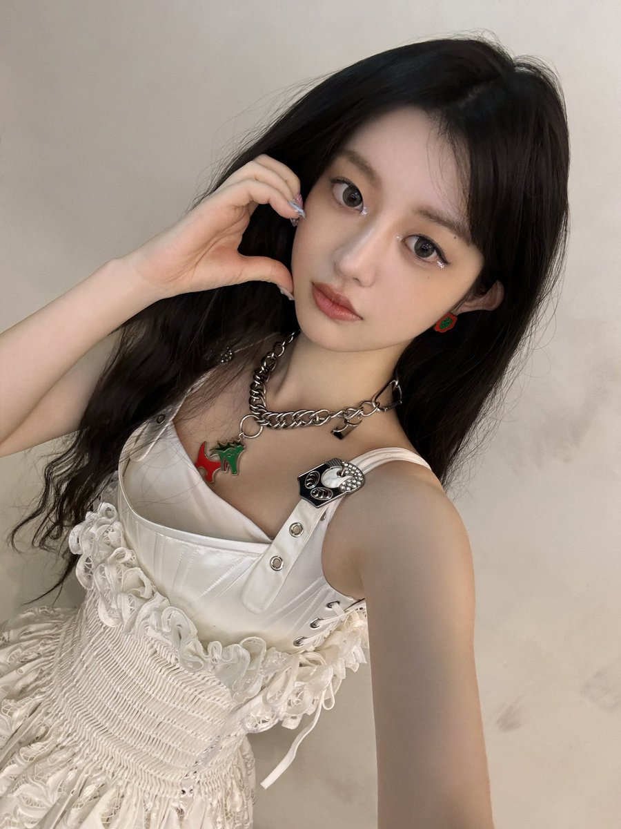 minjuspic's tweet photo. Minju weverse photocard scan https://t.co/QvaZOOuyYm
