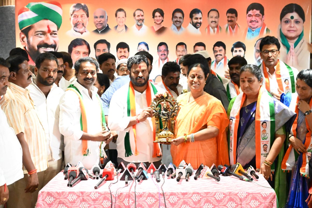 NMRPTC's tweet photo. ఎంపీగా నీలం మధును
గెలిపించుకొని సీఎం రేవంత్ కు గిఫ్ట్ ఇవ్వాలి

మెదక్ పార్లమెంట్  ఇంచార్జీ మంత్రివర్యులు కొండా సురేఖ గారు 

ప్రజాధనాన్ని దోచుకున్న వారిని కాంగ్రెస్ వదిలిపెట్టదు

టిఆర్ఎస్ను వెం���ాడుతున్న లిక్కర్,ఫోన్ టాపింగ్ కేసులు

బిజెపి అభ్యర్థి మాటల మనిషి

6 గ్యారంటీల అమలుతో ప్రజల్లో కాంగ్రెస్ కు  పెరుగుతున్న ఆదరణ
 
మెదక్ పార్లమెంట్  కాంగ్రెస్ పార్టీ అభ్యర్థి నీలం మధు ను అధిక మెజారిటీతో గెలిపించాలని రాష్ట్ర మంత్రి మెదక్ పార్లమెంట్ ఇంచార్జీ కొండా సురేఖ పిలుపు నిచ్చారు.సంగారెడ్డి జిల్లా పటాన్ చెరు నియోజకవర్గం చిట్కుల్ లో మెదక్ పార్లమెంట్ 
కాంగ్రెస్ పార్టీ అభ్యర్థి నీలం మధు ముదిరాజ్ ను బలపరుస్తూ కాంగ్రెస్ శ్రేణులతో  మీడియా సమావేశం నిర్వహించారు.ఈ సందర్భంగా కొండ సురేఖ మాట్లాడుతూ... మెదక్ పార్లమెంటు స్థానం ప్రత్యేకమైనదని, ఈ పార్లమెంటు సెగ్మెంట్ పరిధిలోనే మాజీ సీఎం కేసీఆర్ నియోజకవర్గ ఉందని అలాగే, ట్రబుల్ షూటర్ గా పేరున్న హరీష్ రావు నియోజకవర్గం కూడా ఉందని ఈ సందర్భంగా పేర్కొ���్నారు.దీంతోనే ఈ సెగ్మెంట్ ను కాంగ్రెస్ పార్టీ సవాల్ గా తీసుకొని ముందుకు వెళుతుందని పేర్కొన్నారు.ఇందుకోసం నియోజకవర్గ ఇన్చార్జులు నాయకులు కార్యకర్తలు అహర్నిశలు శ్రమించాల్సిన అవసరం ఉందని తెలిపారు.గత తొమ్మిదేళ్ల కాలంలో అవినీతి అక్రమాలు భారీ ఎత్తున జరిగాయని,అవి ఒక్కొక్కటిగా బయటకు వస్తున్నాయని తెలిపారు.మెదక్ పార్లమెంట్ పరిధిలో కూడా భారీ అవినీతి,అక్రమాలకు తెర లేబడమే కాకుం��ా కాంగ్రెస్ నేతలు కార్యకర్తలపై దాడులు దౌర్జన్యాలకు పాల్పడ్డారని అన్నారు.ప్రస్తుతానికి టిఆర్ఎస్ను లిక్కర్,  ఫోన్ టాపింగ్ కేసులు వెంటాడుతున్నాయన్నారు.కాంగ్రెస్ అగ్రనేత సోనియా గాంధీ తెలంగాణ ఇస్తే,టిఆర్ఎస్ కుటుంబం లాభ పడిందని అన్నారు.లిక్కర్ కేసులో కేసీఆర్ కూతురు శ్రీకృష్ణ జన్మస్థానానికి చేరుతుందని,ఇక ఫోన్ టైపింగ్ కేసులో తీగలాగితే డొంక కదిలిన చందంగా అనేక విషయాలు బయటకు బయటక�� రావడం మీడియా కథనాల ద్వారా తెలుస్తోందన్నారు.ఈ ఫోన్ టాపింగ్ వ్యవహారంలో ఎంత పెద్దవారు ఉన్న వదిలిపెట్టే ప్రసక్తే లేదని సీఎం రేవంత్ రెడ్డి హెచ్చరించిన విషయాన్ని గుర్తు చేశారు.  ప్రస్తుతానికి పొలం పాట పట్టిన మాజీ సీఎం కేసీఆర్,ఆనాడు కొండగట్టు లో జరిగిన బస్సు ప్రమాద ఘటన స్థలానికి వెళ్లి పరామర్శించిన వారిలో కెసిఆర్ కానీ ఆ పార్టీ ఎమ్మెల్యేలు ఎంతమంది ఉన్నారో ? చెప్పాలని ప్రశ్నించారు.టిఆర్ఎస్ ప్రభుత్వంలో కనీసం ఒక మహిళకు కూడా క్యాబినెట్లో చోటు ఇవ్వలేదన్నారు.టిఆర్ఎస్ పార్టీ అభ్యర్థి కేసీఆర్ కు ఓ బానిస,ఆయనకు ప్రజల్లో గుర్తింపు లేదన్నారు.మళ్లీ ప్రజలను మభ్య పెట్టేందుకు పార్లమెంటు ఎన్నికల్లో ఫామ్ హౌస్ నుంచి కెసిఆర్ బయటకు వచ్చాడని విమర్శించారు.ఇకపోతే బిజేపి అభ్యర్థి  రఘునందన్ మాటల మనిషే గాని చేతల మనిషి కాదని అన్నారు.ప్రజా సంక్షేమం కోసం కృషి చేస్తున్న కాంగ్రెస్ పార్టీకి ప్రజల���లో ఆదరణ పెరిగిందన్నారు. ముఖ్యంగా ఆరు గ్యారంటీల అమలుతో.తెలంగాణ రాష్ట్రంలో కాంగ్రెస్ ప్రభుత్వం పై నమ్మకం వచ్చిందన్నారు.మెదక్ పార్లమెంట్ స్ధానాన్ని బిఆర్ఎస్,బిజేపిలు కైవసం చేసుకునేందుకు డబ్బుల వలవేసి  ఓటర్ల ను ప్రలోభాలకు గురి చేస్తున్నాయన్నారు.ఈ మెదక్ పార్లమెంట్ స్ధానాన్ని కాంగ్రెస్ పార్టీ ప్రతిష్టాత్మకంగా తీసుకున్నదని, 
మెదక్ జిల్లాలో రాష్ట్ర మాజీ ముఖ్యమంత్రి కేసీఆర్,మాజీ మంత్రి హరీశ్ రావు లకు బుద్దిచెబుతూ ఎంపి స్ధానాన్ని కాంగ్రెస్ కైవసం చేసుకుని,సీఎం రేవంత్ రెడ్డికి గిఫ్ట్ ఇవ్వాలని పిలుపునిచ్చారు.ఇందుకోసం పార్లమెంట్ సెగ్మెంట్ పరిధిలోని కాంగ్రెస్ నేతలు నాయకులు కార్యకర్తలు ఎంతో కష్టపడాల్సిన అవసరం ఎంతైనా ఉందని పేర్కొన్నారు. ఎంపీ అభ్యర్థి నీలం మధు ముదిరాజ్,TSIIC చైర్మన్ & సంగారెడ్డి జిల్లా DCC అధ్యక్షులు నిర్మల జగ్గారెడ్డి గారు,పటాన్చెరు నియోజకవర్గ ఇన్చార్జి కాటా శ్రీనివాస్ గౌడ్, కాంగ్రెస్ పార్టీ జిల్లా మహిళా అధ్యక్షురాలు కాటా సుధా,నర్సాపూర్ ఇన్చార్జి ఆవుల రాజిరెడ్డి,దుబ్బాక శ్రీనివాస్ రెడ్డి,గజ్వేల్ నర్సిరెడ్డి,సిద్దిపేట్ పూజల హరికృష్ణ,డిసిసి ప్రెసిడెంట్ ఆంజనేయులు గౌడ్,మండల కాంగ్రెస్,పట్టణ నేతలు తదితరులు పాల్గొన్నారు.

@KMuraliSurekha
@NarsaThumkunta
@kata_SrinuGoud
@Rajireddyinc
@CherukuCsr
@harikrishna_iyc
@AnjannaCongress

#TelanganaPrajaPrabhutwam #Telangana #prajaprabhutwam #PrajaPalana
#Congress #CongressParty
#LokSabhaElections
#LokSabhaElections2024
#NMR4medak
#medak #medakparliament