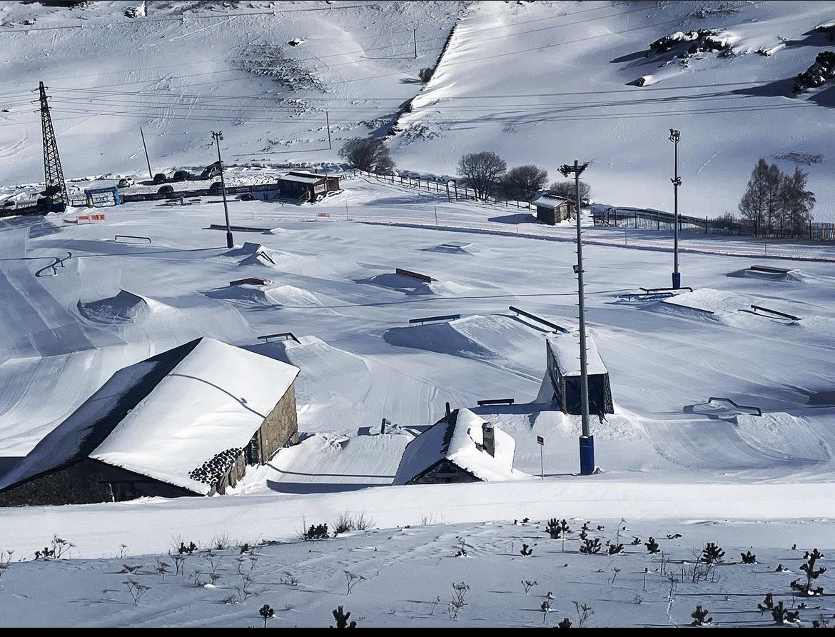 skiingwithEthan's tweet photo. If you wondering where to go for your next ski vacation!! I would highly recommend travelling to Sunset park in Andorra. It’s only 2 hours away from Barcelona and one of the cooler looking ski resorts in my opinion #skiing #andorra #spain https://t.co/yOdUAO0cYj