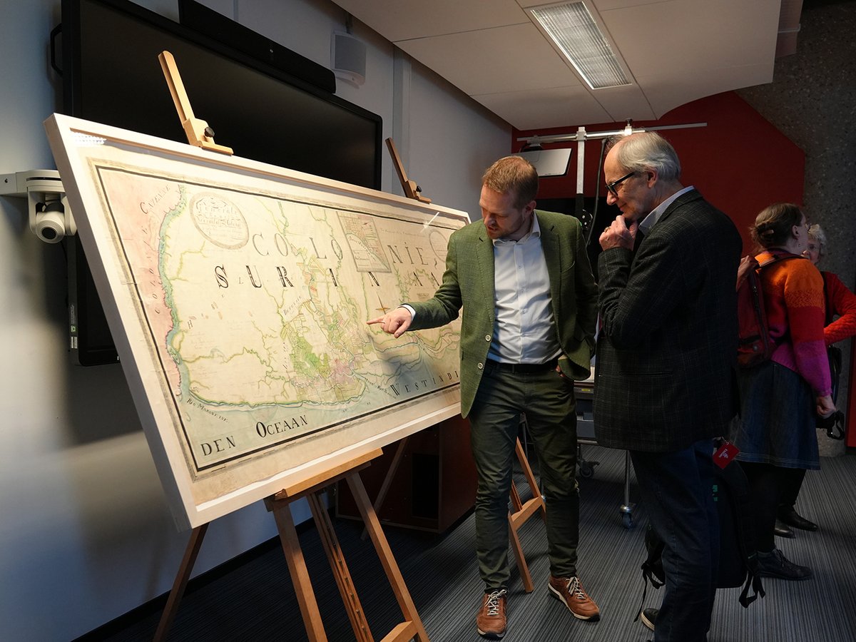 Vriendendag in de UB vandaag! De middag stond in het teken van de @unileiden Midden-Oosten collecties. Na interessante lezingen natuurlijk een pop-up expo van de nieuwste verwervingen. Bent u er volgend jaar bij? Word Vriend! Vind alle informatie via: ➡️VriendenUBL.nl