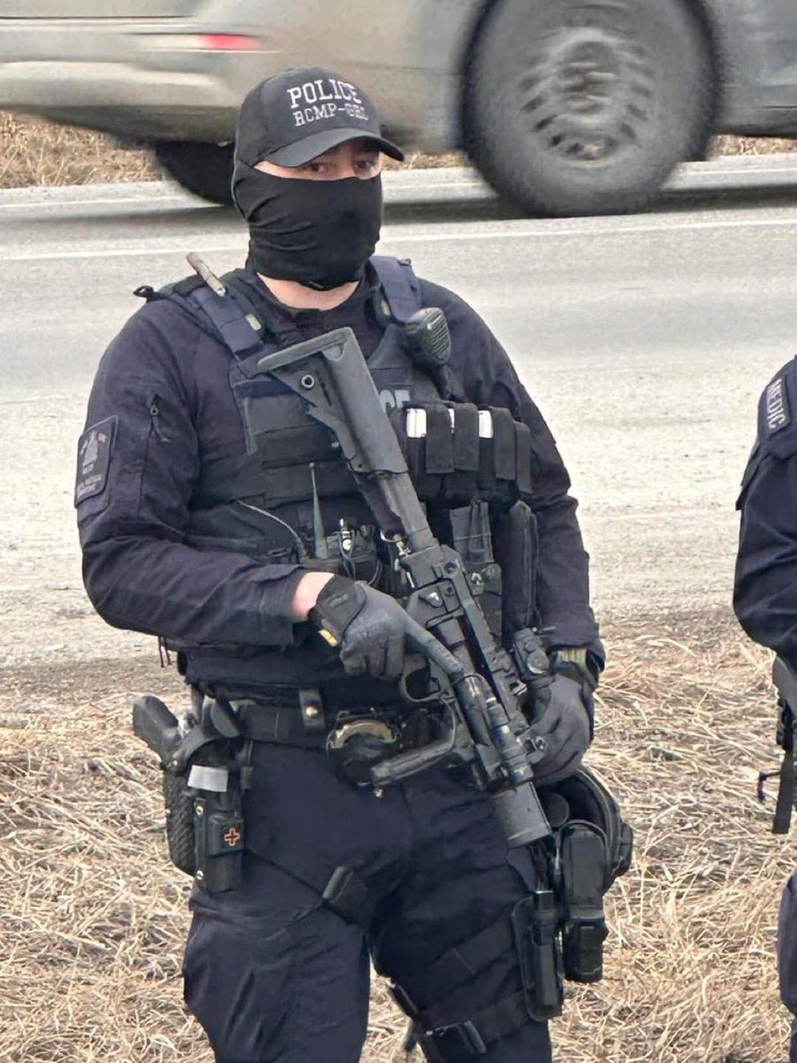 MaximeBernier's tweet photo. These RCMP brownshirts are clearly a lot more focused on repressing legitimate protest against tyrannical federal policies than dealing with real criminals. https://t.co/yR7aUlgBGa