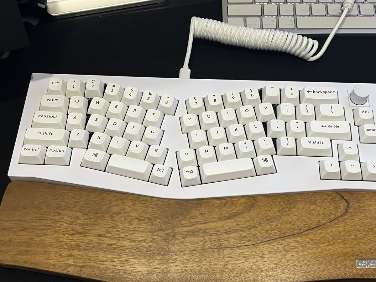 sakuranbon50's tweet photo. Keychron Q8が届いてたのでファームウェアアップデートしてVIAで Mac 向けに HHKBレイアウト風に設定完了( ✧Д✧) カッ!!
って、あれ?バッククォート×チルダキーが無いな…VIAで適当に割り当てしなきゃだな…( ³ω³ )
※ちなみにバッテリー劣化や膨らむのが嫌なので有線専用ですw
#KeychronQ8 https://t.co/BcWDOERX8i